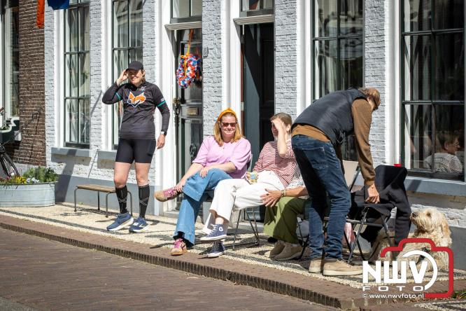 Volle terrassen, bruisende kleedjesmarkt en sportieve Wallenloop: Elburg leeft tijdens koningsdag! - &copy; NWVFoto.nl